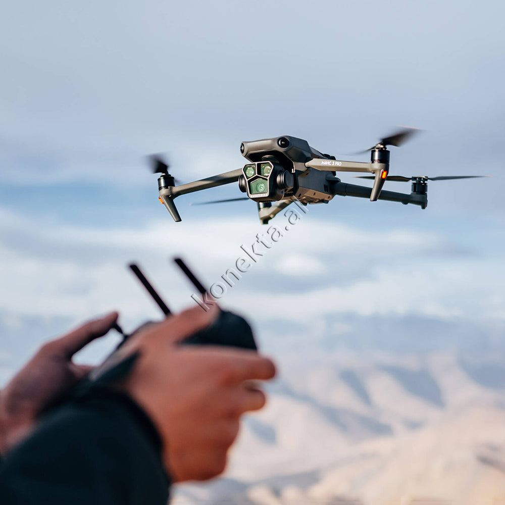 Dron Quadcopter DJI Mavic 3 Pro Fly More Combo ( DJI RC / DJI RC Pro )