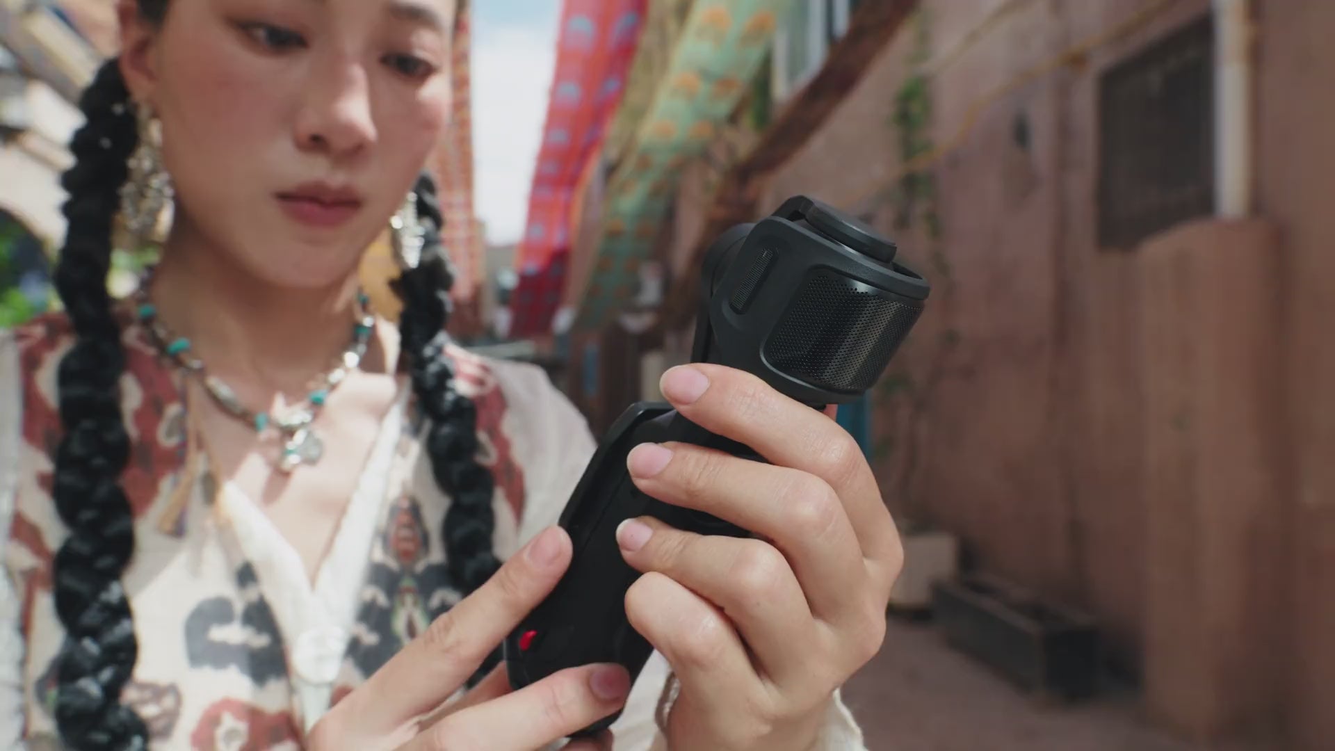 Load video: Insta360 Luna Ultra Creator Bundle